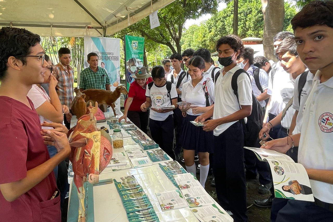 Estudiantes de secundaria en Universidad Nacional Agraria