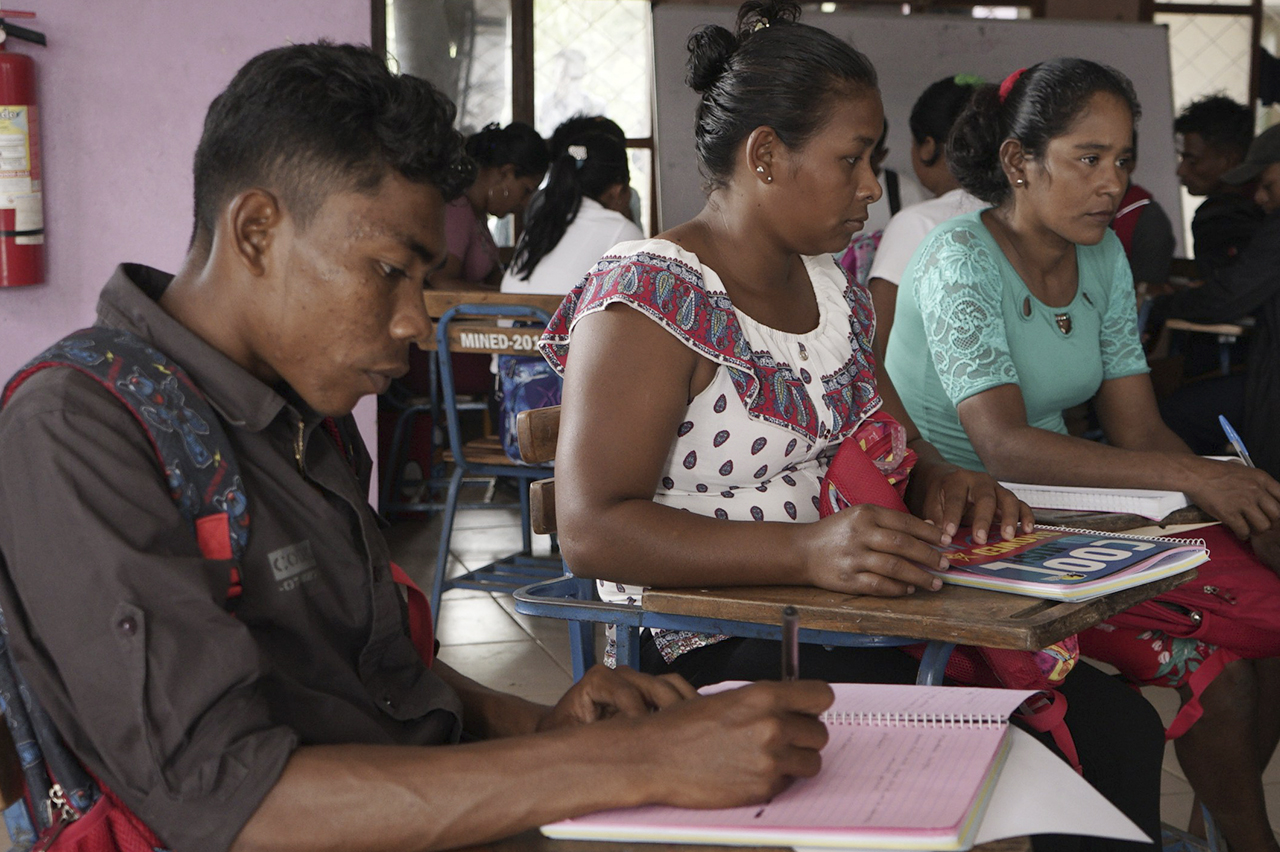 Estudiantes de Universidad Indígena en Alto Wangki