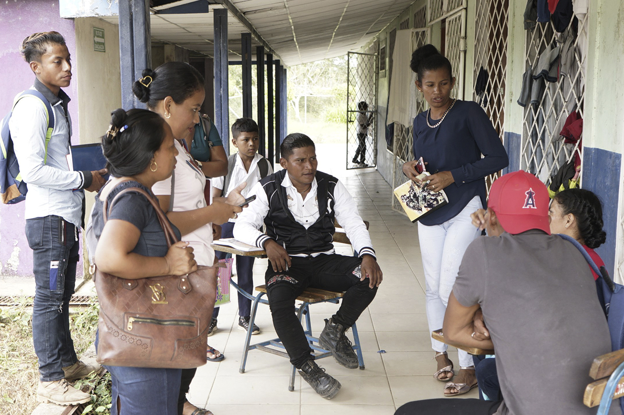 Estudiantes de Universidad Indígena en Alto Wangki