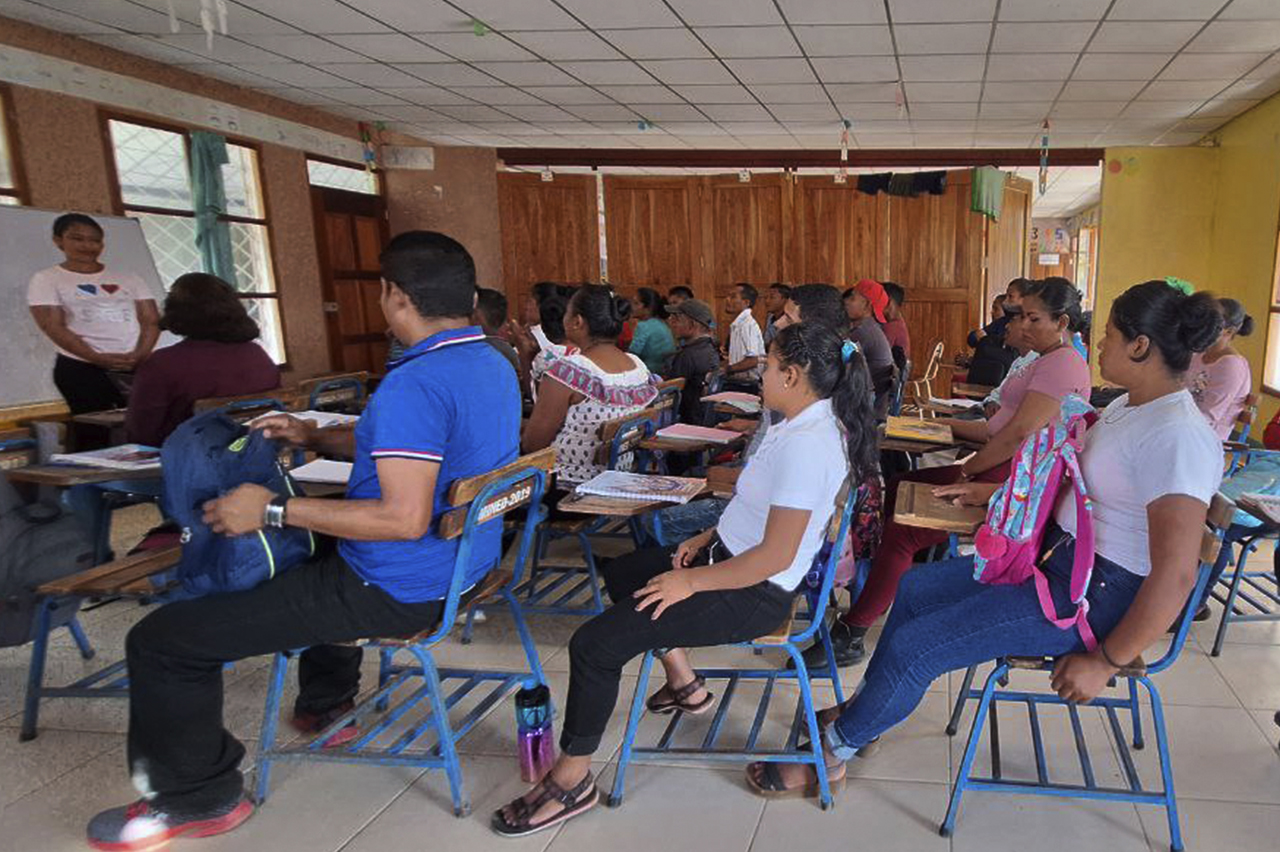 Estudiantes de Universidad Indígena en Alto Wangki