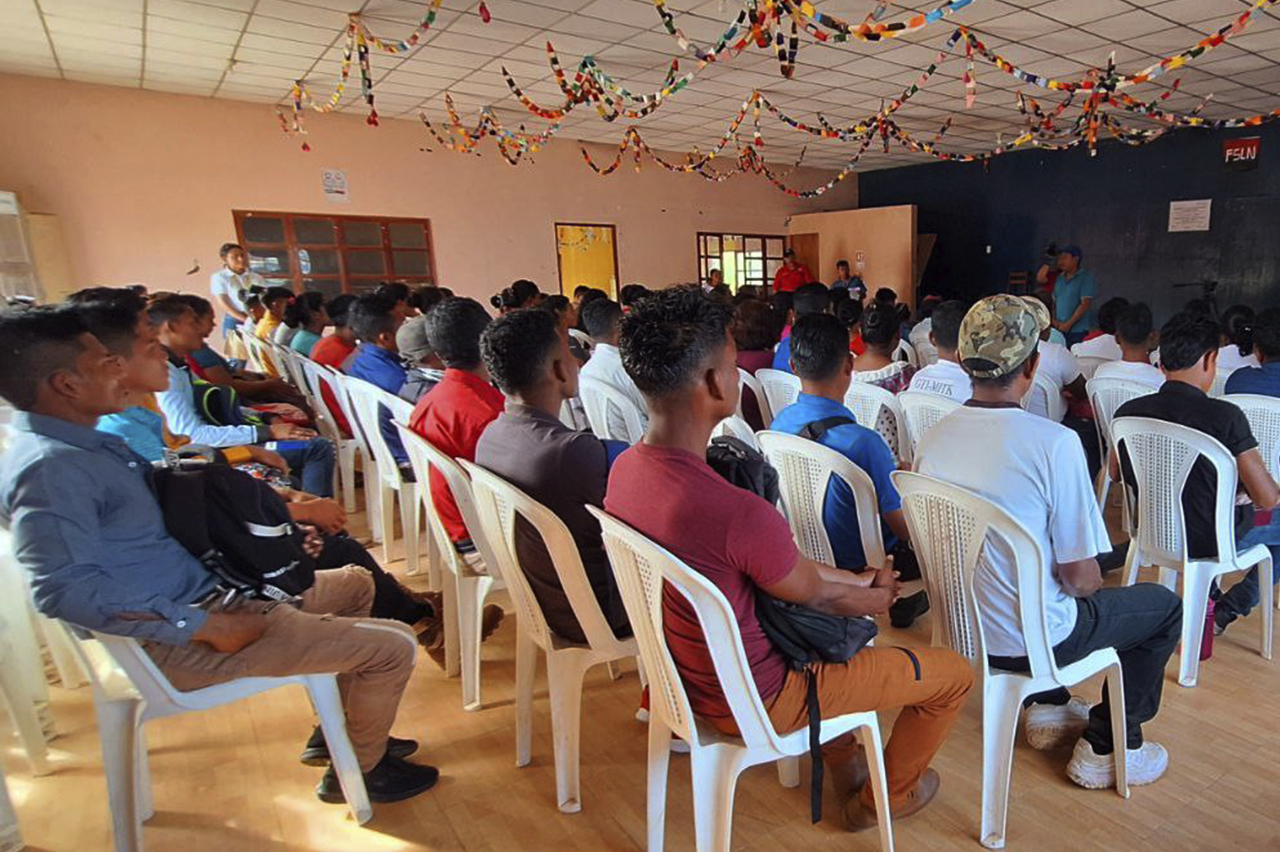 Estudiantes de Universidad Indígena en Alto Wangki