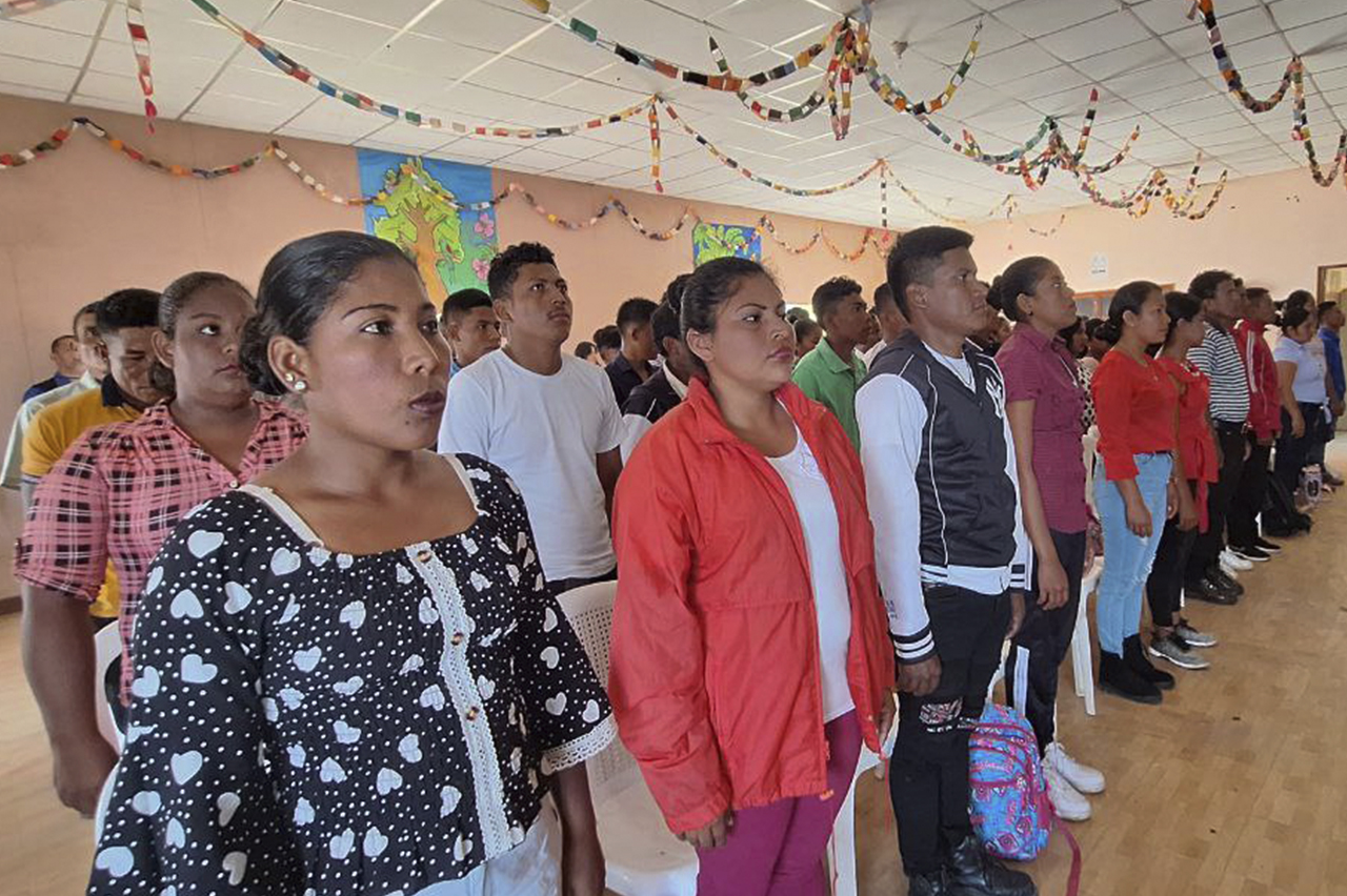 Estudiantes de Universidad Indígena en Alto Wangki