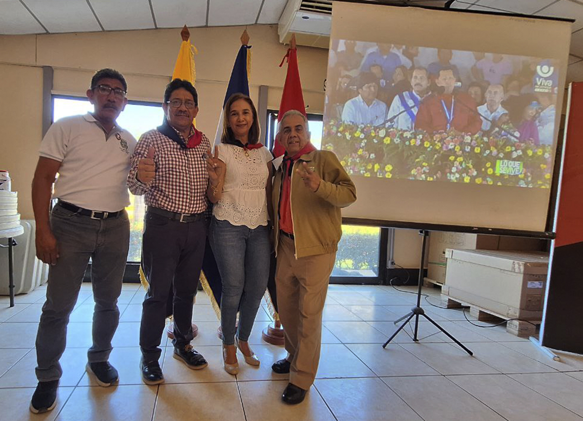 Autoridades de la UNA honra al Comandante Hugo Chávez