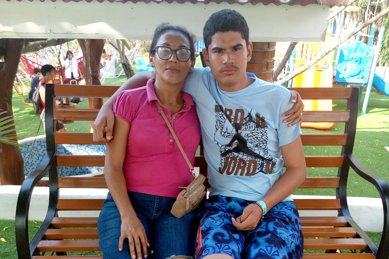 Cristhian con su mamá en el parque