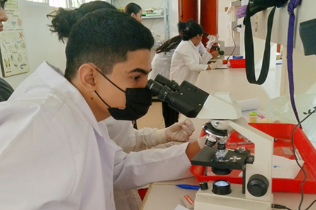 Cristhian en los laboratorios de la UNA