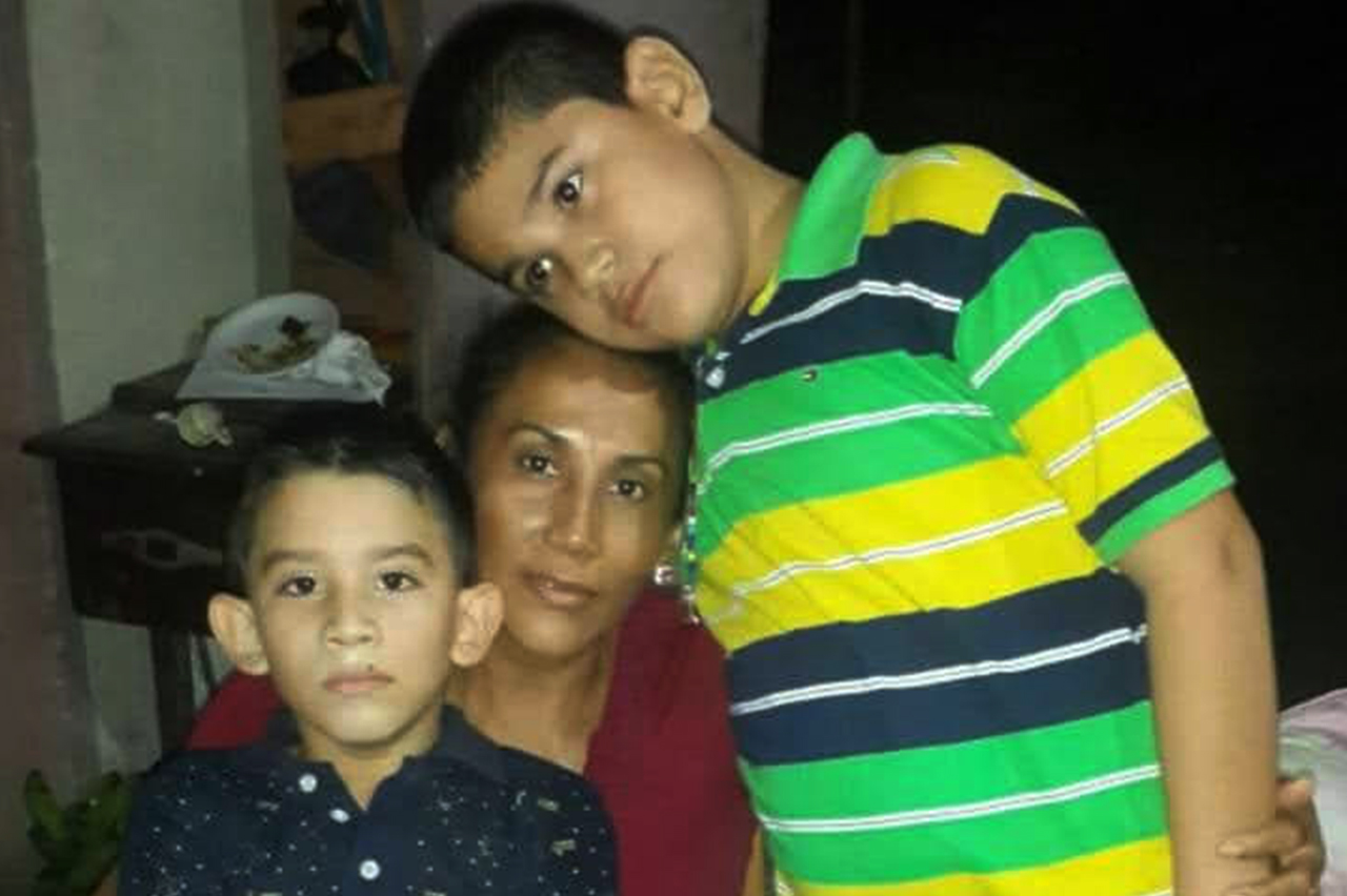 Cristhian con su mamá y su hermano