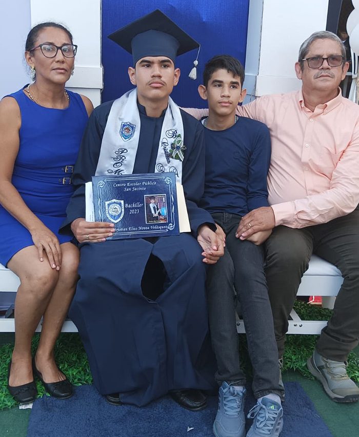 Cristhian con su mamá, papá y su hermano en su graduación de bachillerato