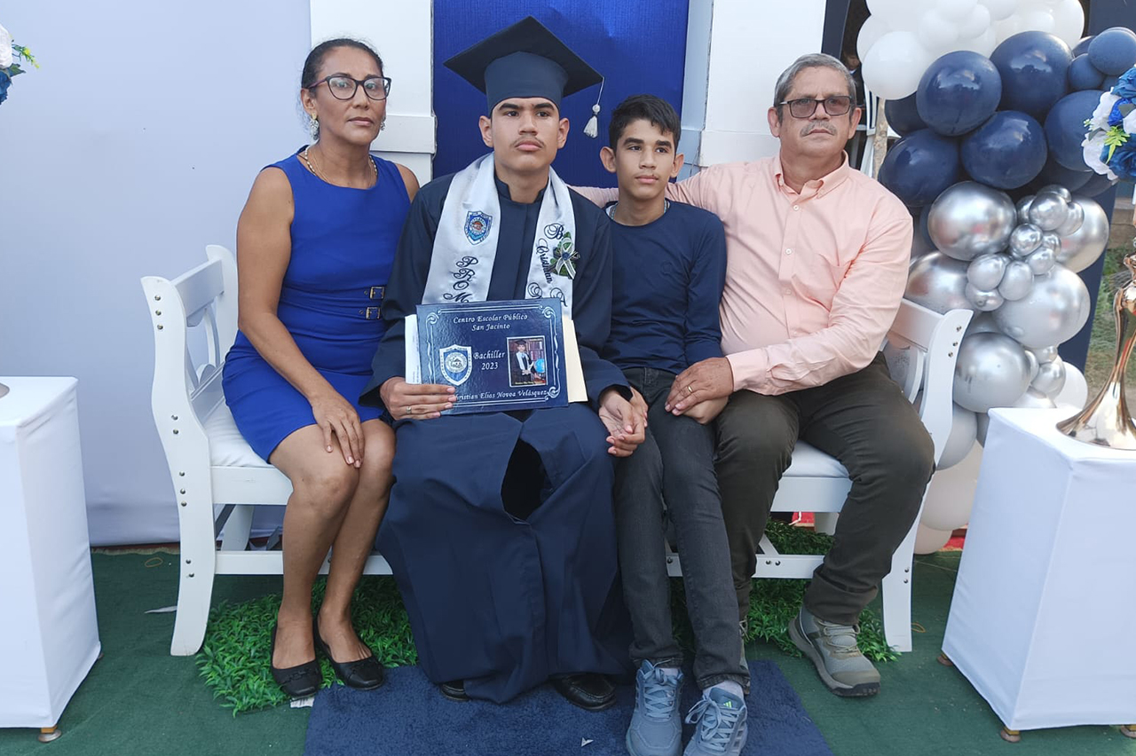 Cristhian con su mamá, papá y su hermano en su graduación de bachillerato