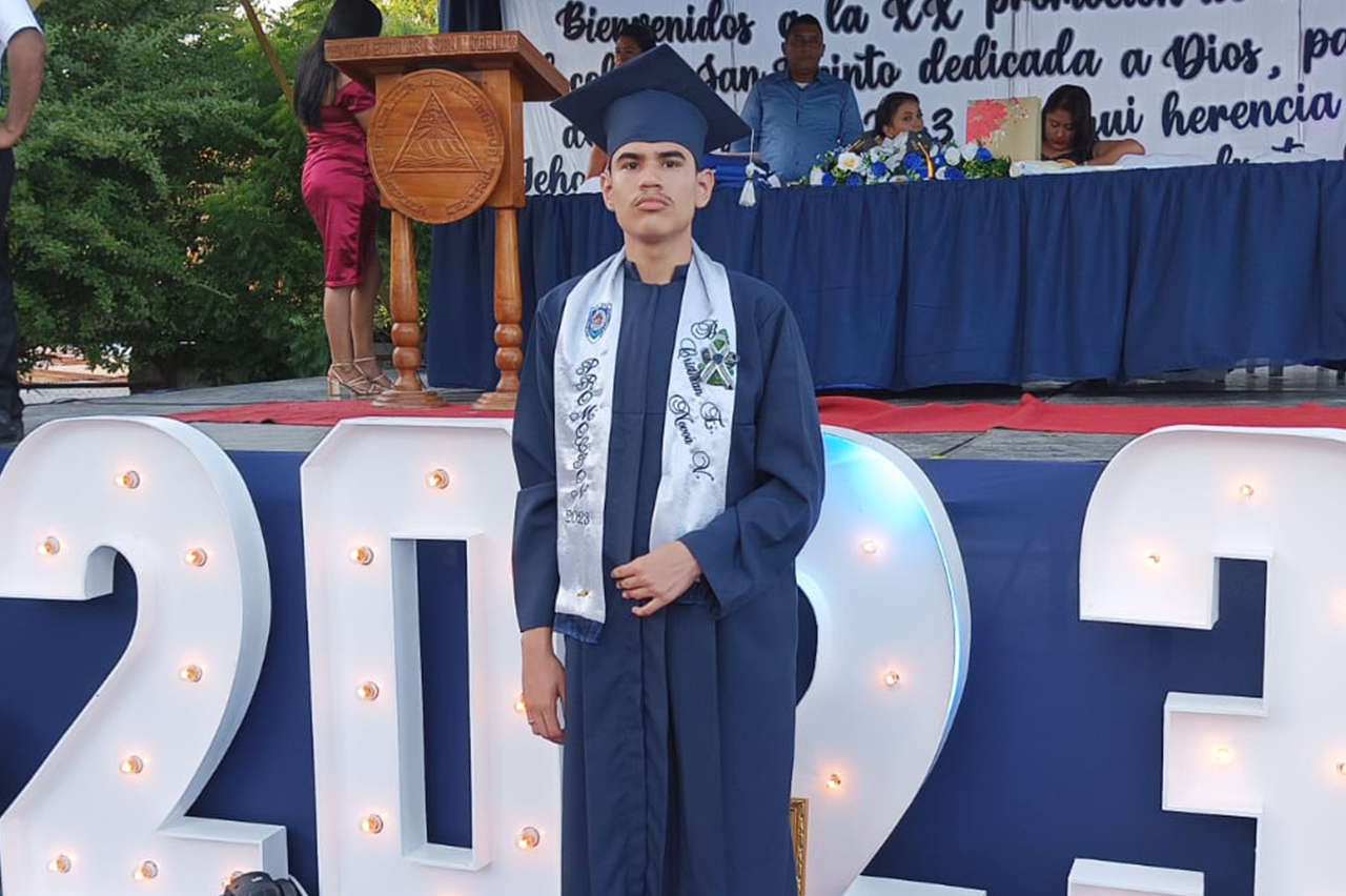 Cristhian en su graduación de bachillerato