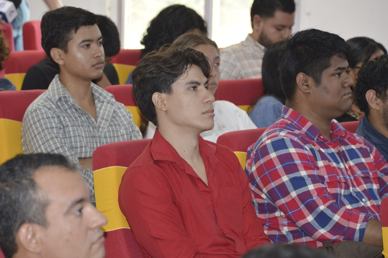 Estudiantes presentes en el II Foro de Maquinaria Agrícola