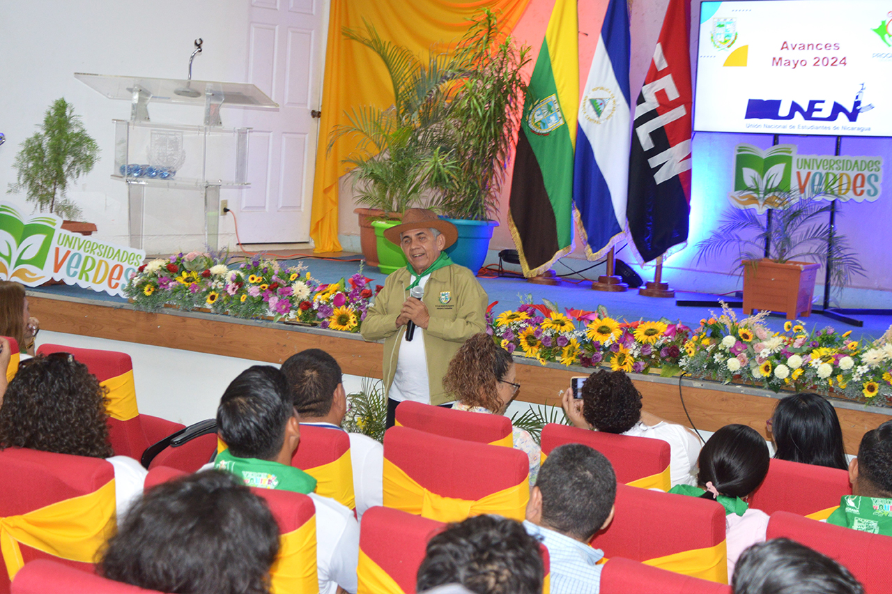 Rector de la UNA dirige palabras a miembros de la comisión interinstitucional del concurso Universidades Verdes