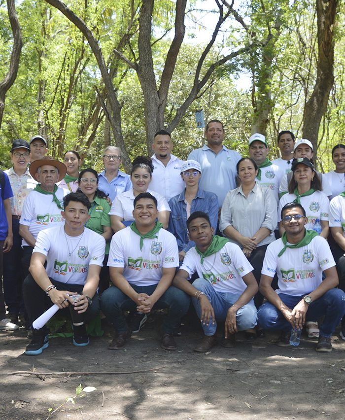 Miembros de la comisión interinstitucional del concurso Universidades Verdes junto a autoridades y estudiantes de la UNA