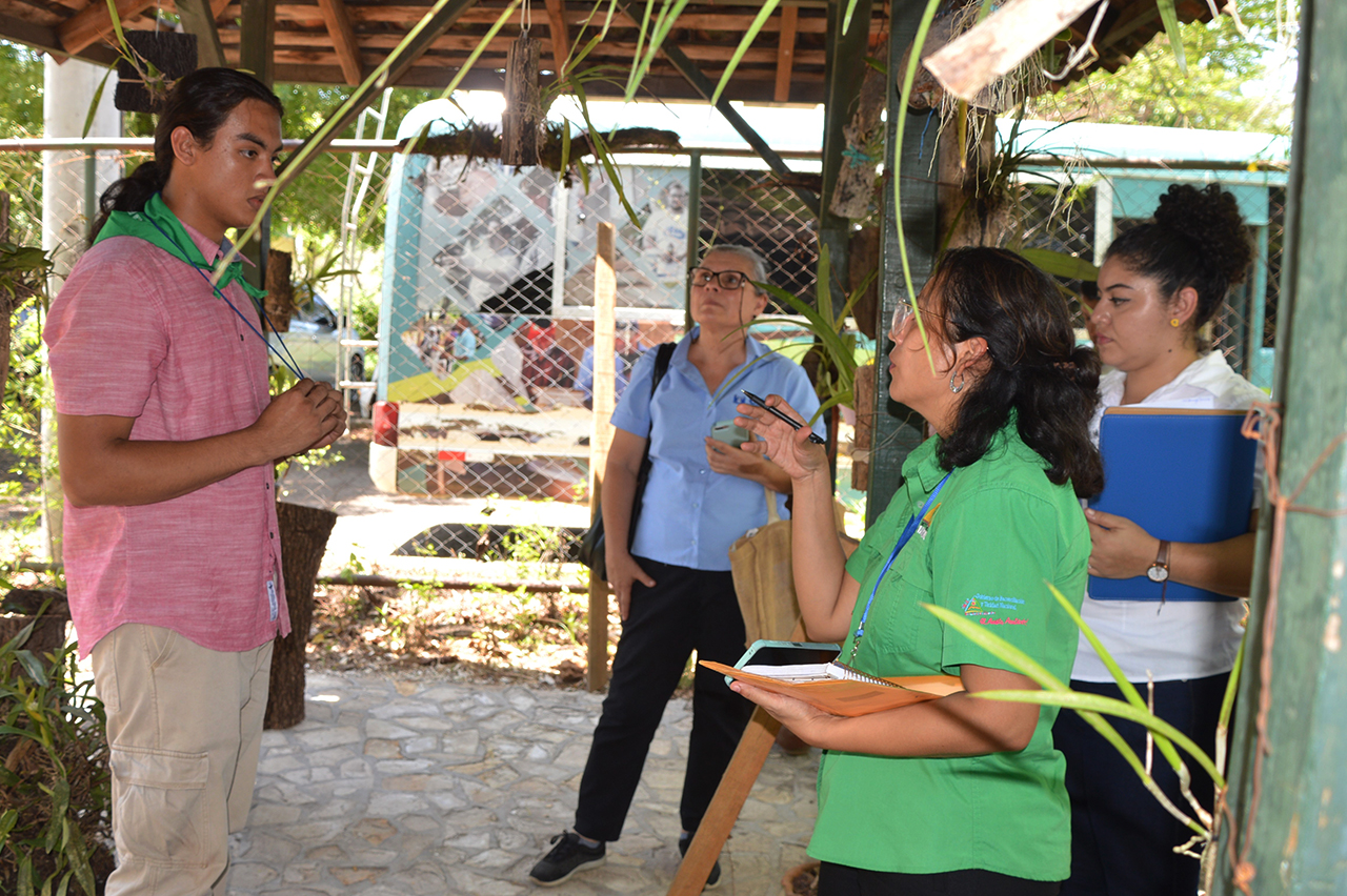 Miembros de la comisión interinstitucional del concurso Universidades Verdes conocer el orquidiario de la UNA