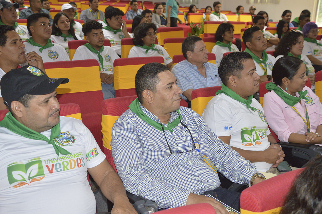 Comunidad de la UNA en acto donde reciben a la comisión interinstitucional del concurso Universidades Verdes