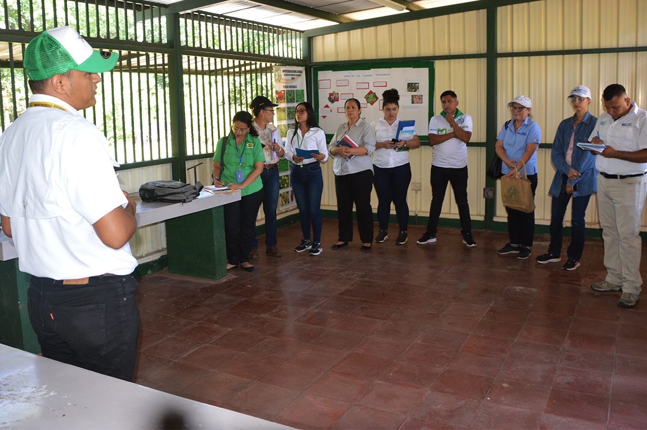 Miembros de la comisión interinstitucional del concurso Universidades Verdes conocen acerca de las actividades que realizan en la UNA