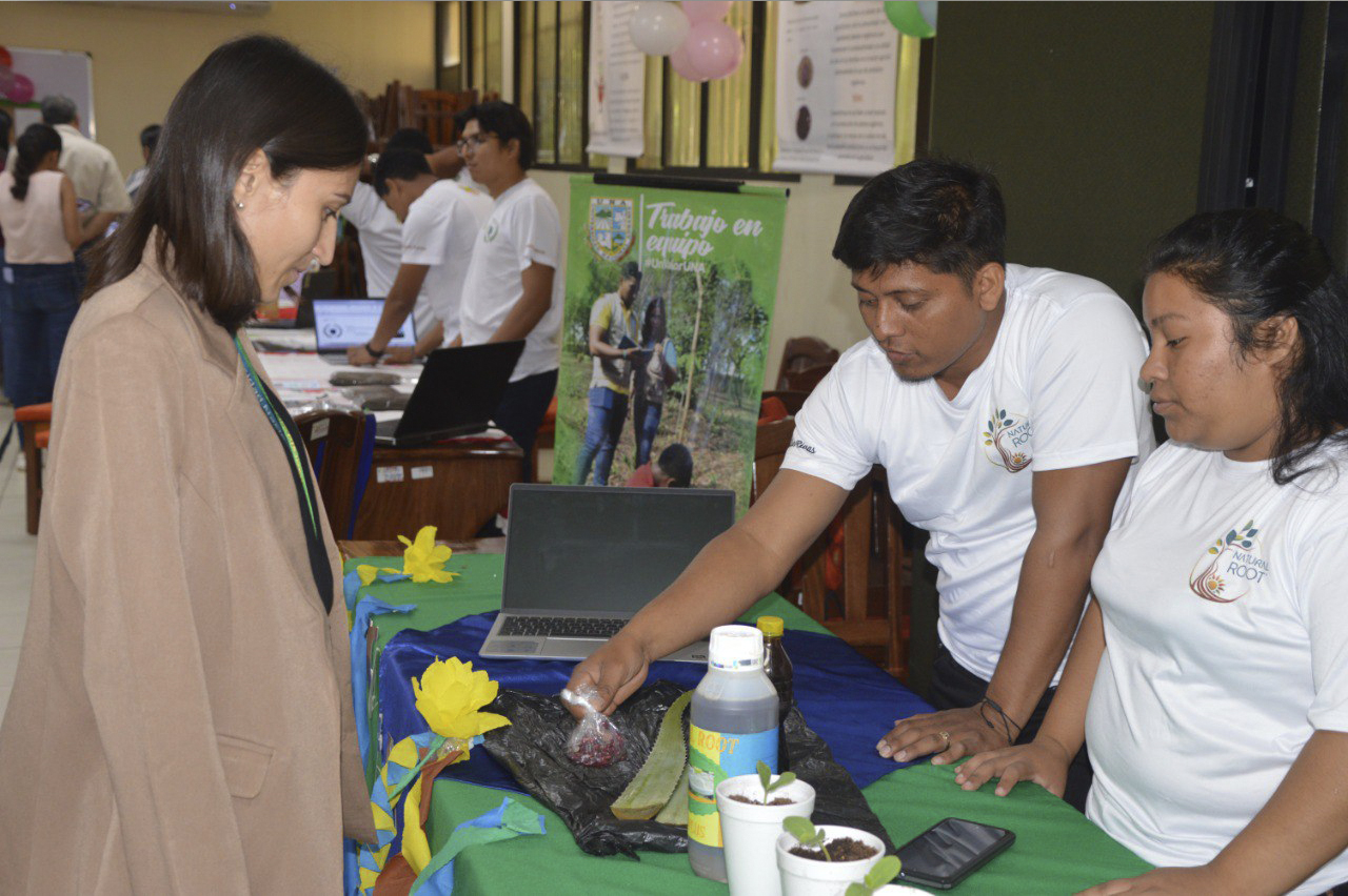 Presentación de planes de negocios agrarios en la Expo Disertación Publica