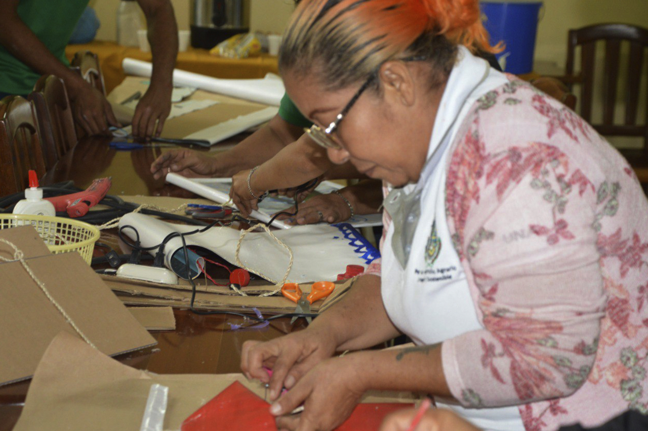 Trabajadores de la UNA reciben taller de Rotulación de Árboles