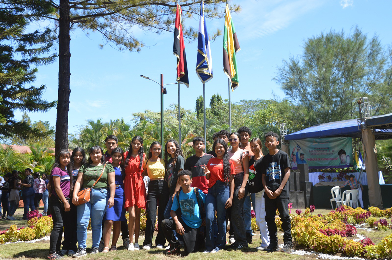 Participantes en lanzamiento del Centro Universitario Agropecuario y de Agroexportación "Héroes de Chinandega"