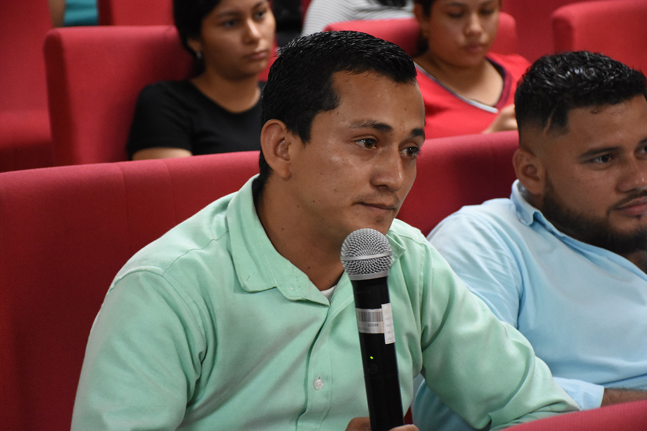 Participantes de la conferencia “Mejoramiento genético y desarrollo de ganado de leche”