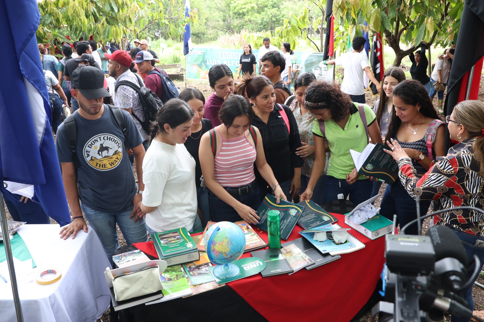 Participantes en la inauguración de la Escuela de cacao en Juigalpa