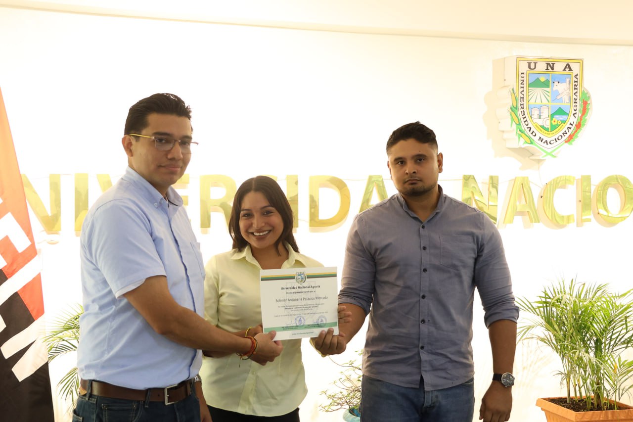 Estudiantes premiados con proyectos apícolas