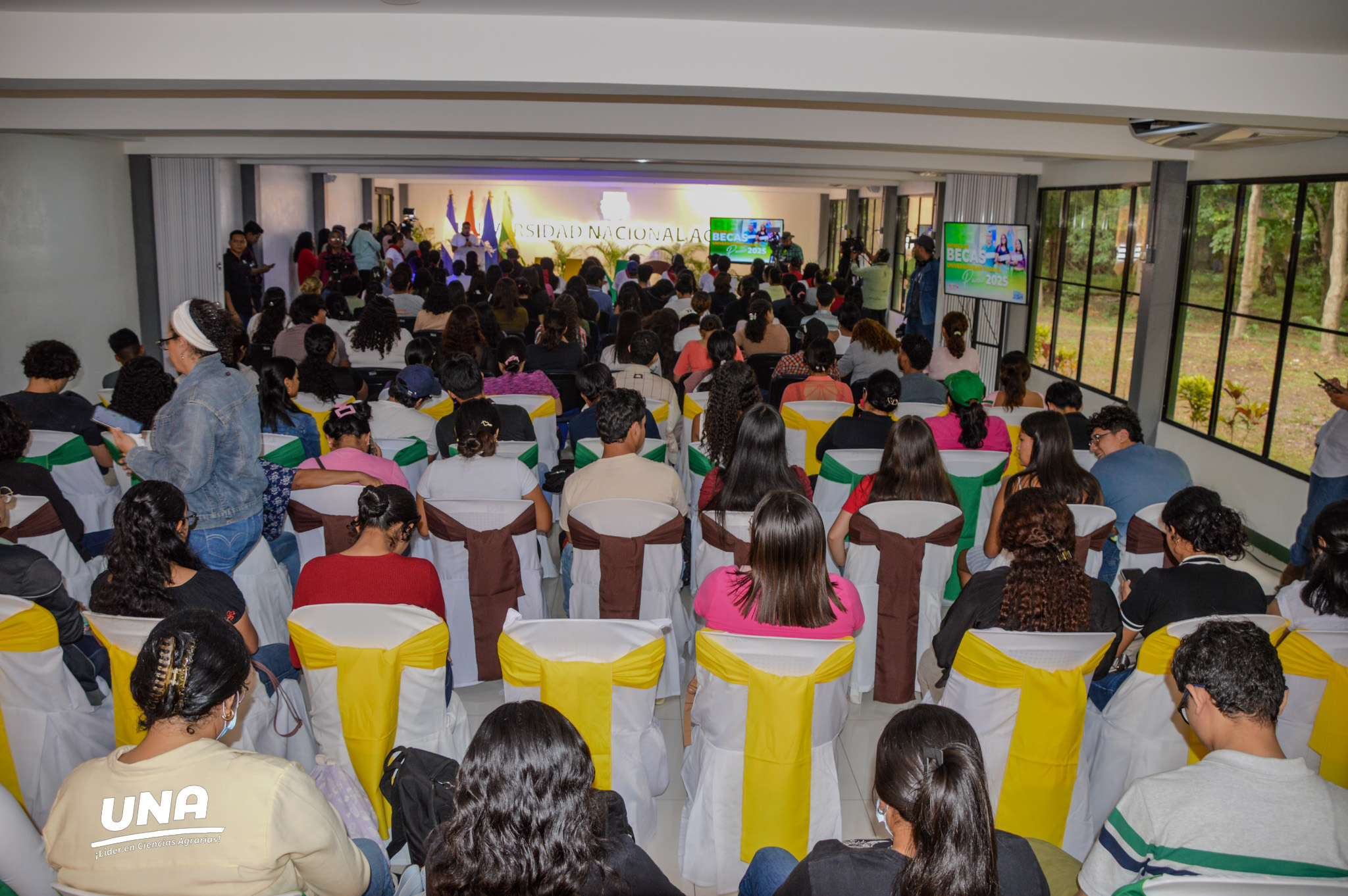 Participantes acto entrega becas