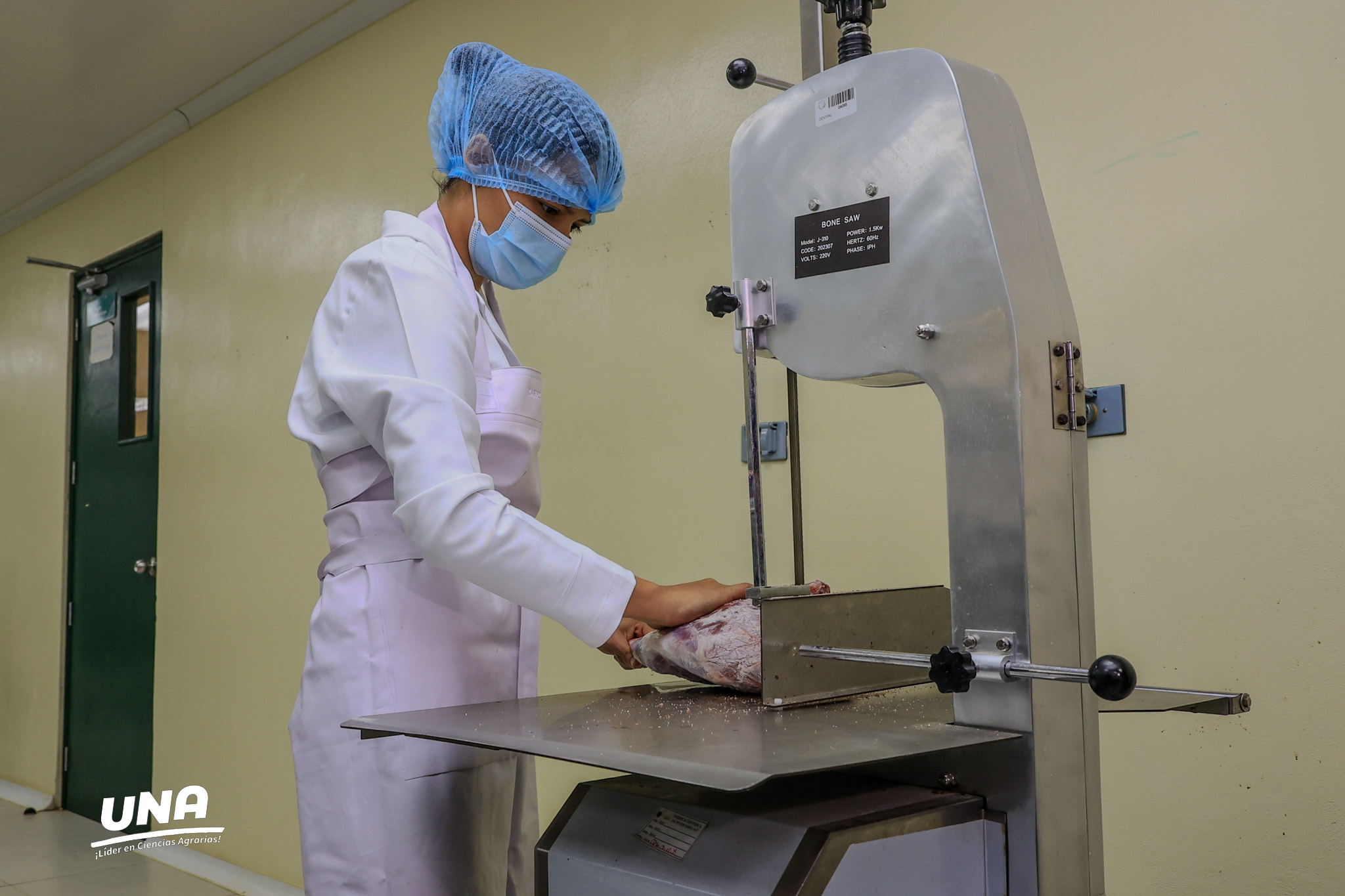 Estudiante realizando corte de carne