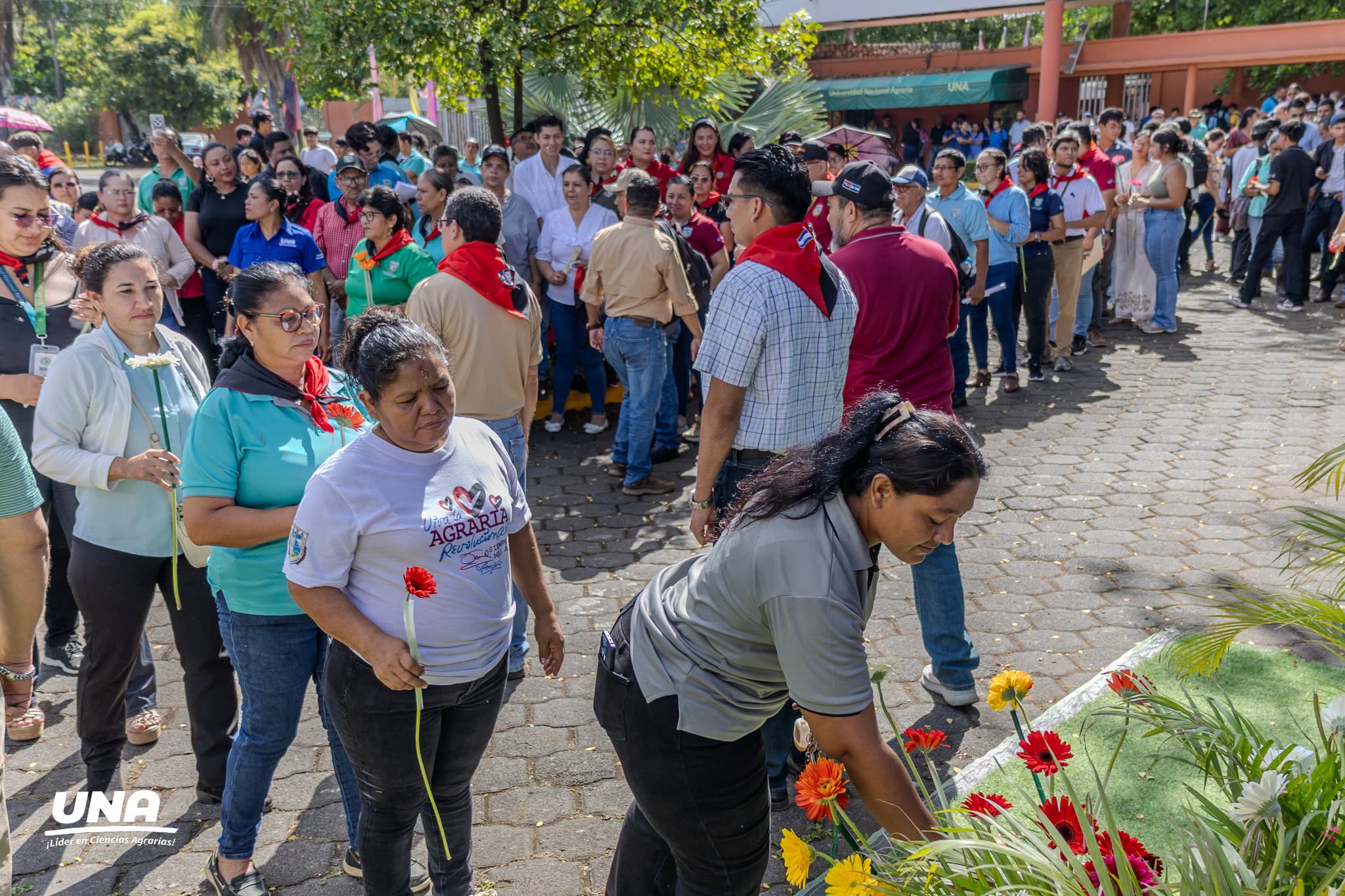 Ofrenda Floral homenaje al 90 aniversario del natalicio del comandante Carlos Fonseca Amador