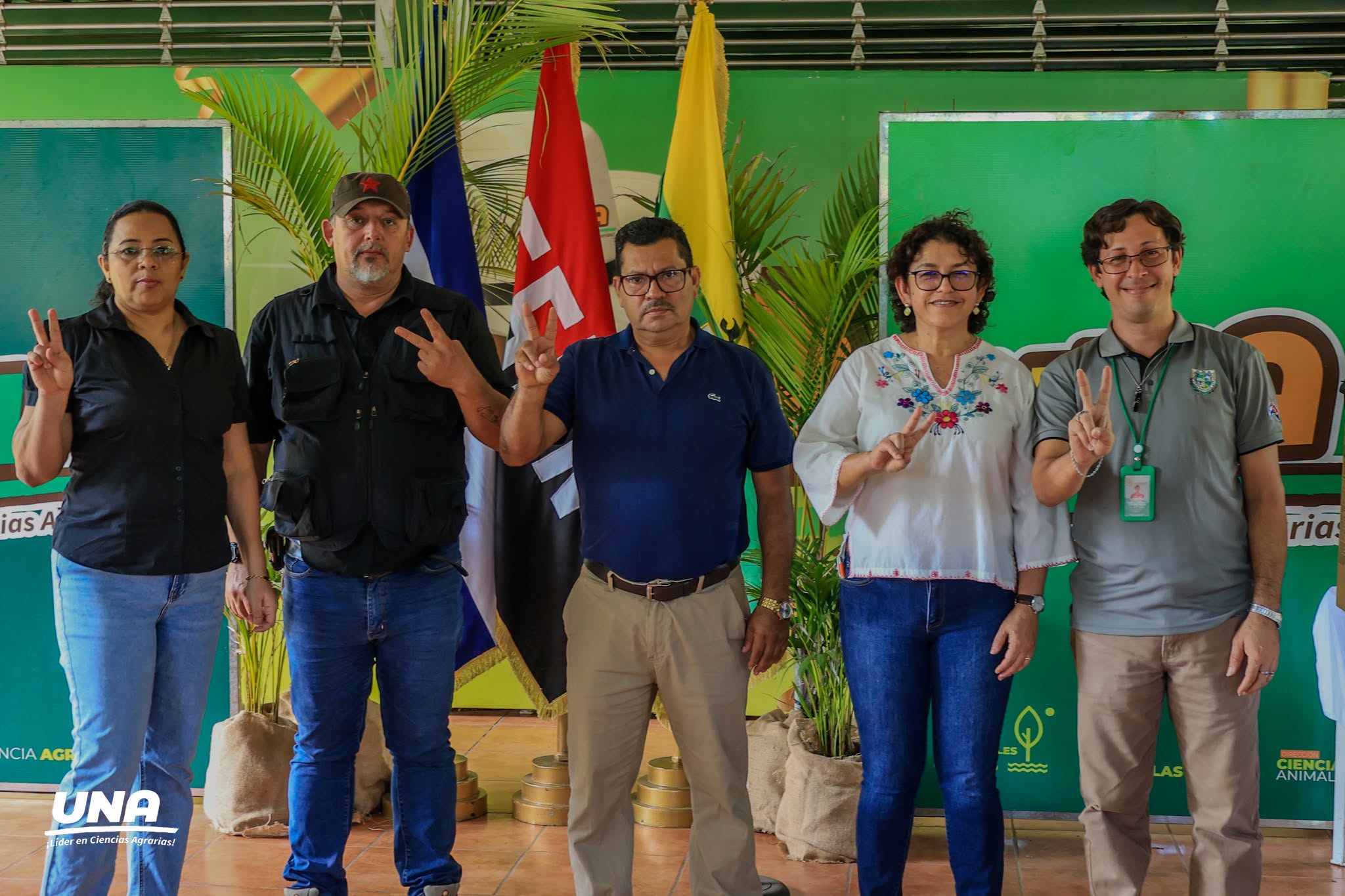 Autoridades presentes en la entrega de equipos tecnológicos y recursos académicos