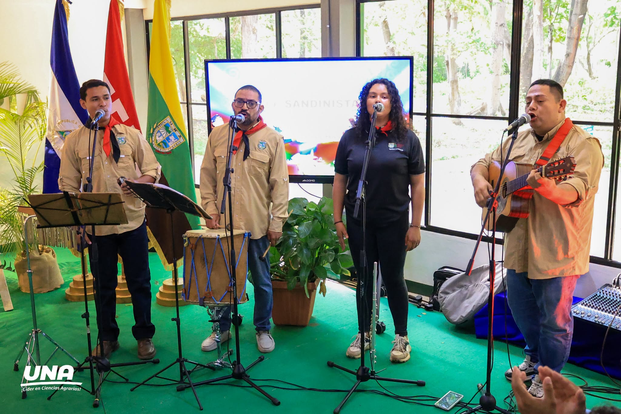 El grupo artístico del Departamento de Cultura de la Universidad Nacional Agraria (UNA) amenizó la jornada con un repertorio musical