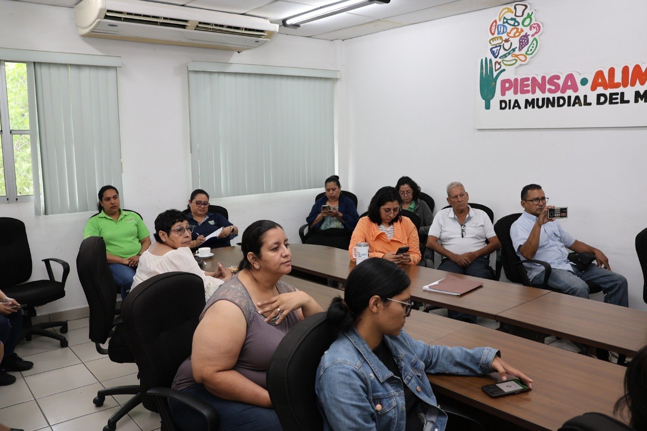 Participantes del foro sobre turismo rural en la UNA