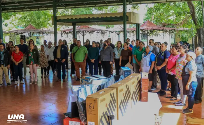 Entrega de equipos tecnológicos y recursos académicos