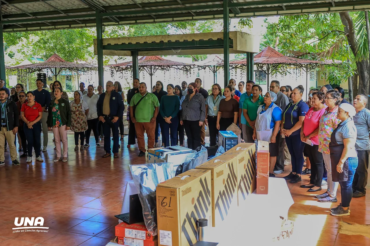 Entrega de equipos tecnológicos y recursos académicos