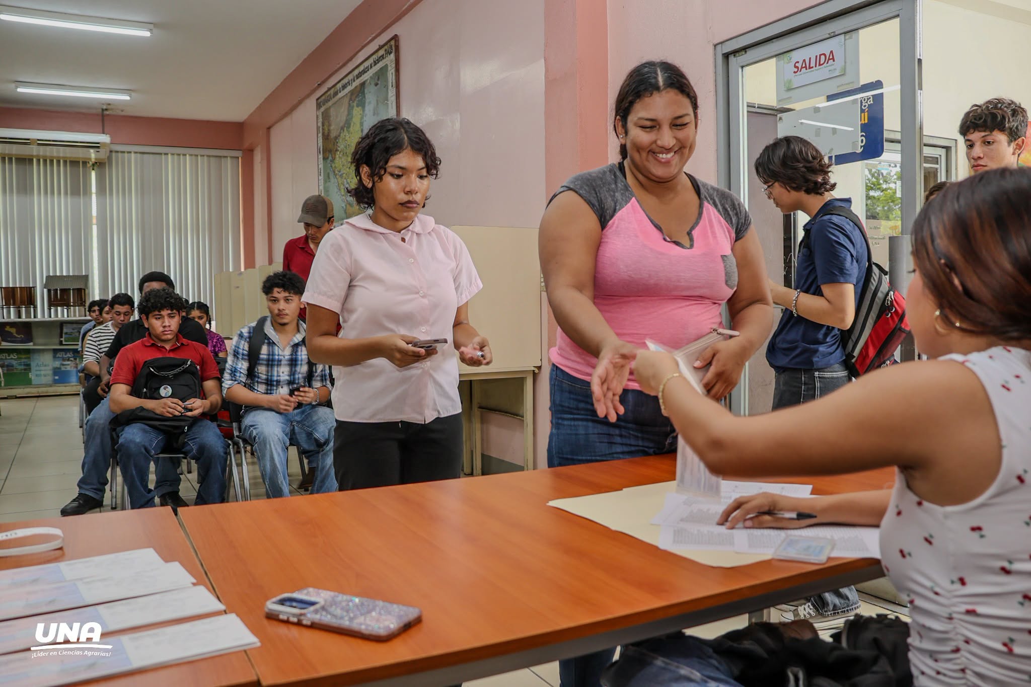 Estudiantes recibiendo becas
