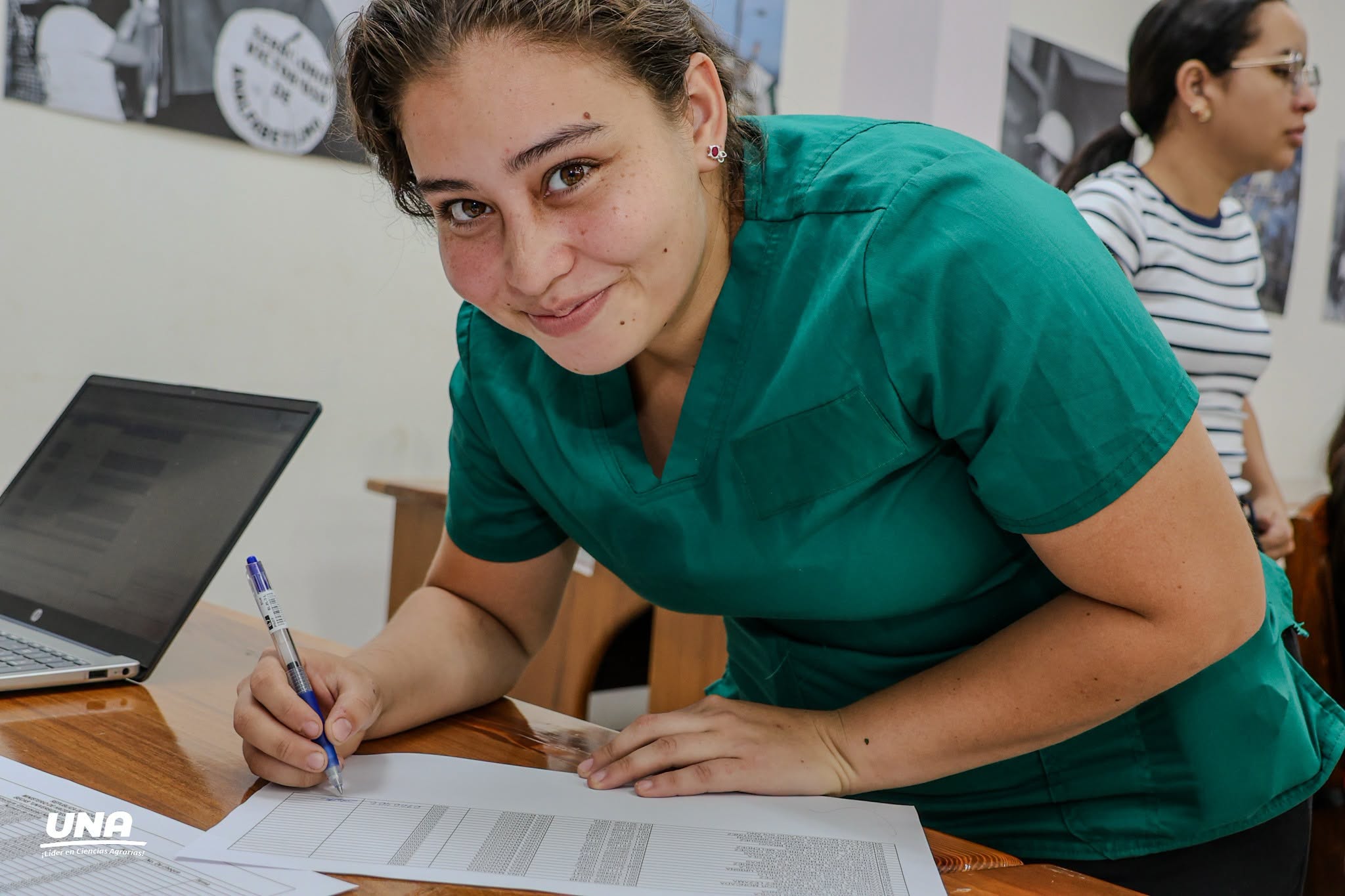 Estudiantes destacados por su desempeño académico y compromiso con su formación profesional reciben las Becas Pueblo Presidente.