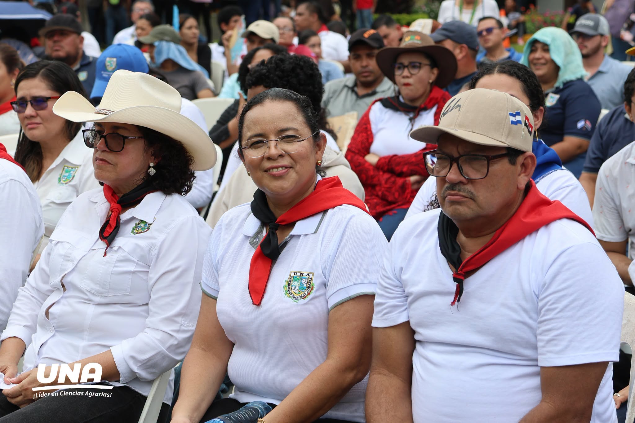 Autoridades universitarias en homenaje a Bernardino Díaz Ochoa