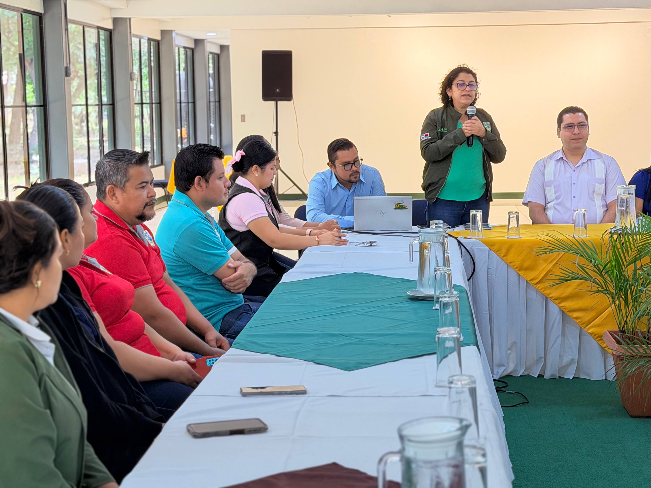 Cra. Luz Adilia Luna (en pie)