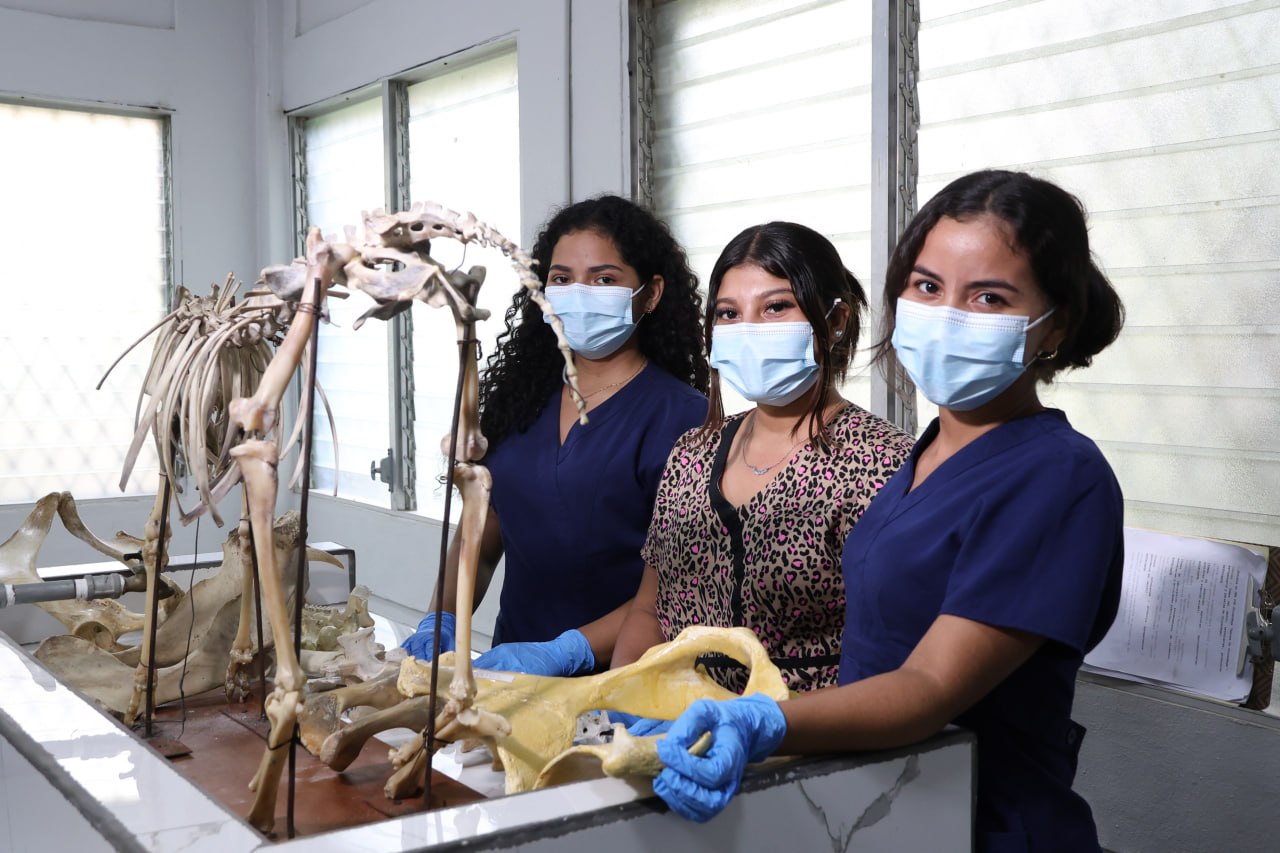 Estudiantes del CUR Chinandega en prácticas de laboratorio