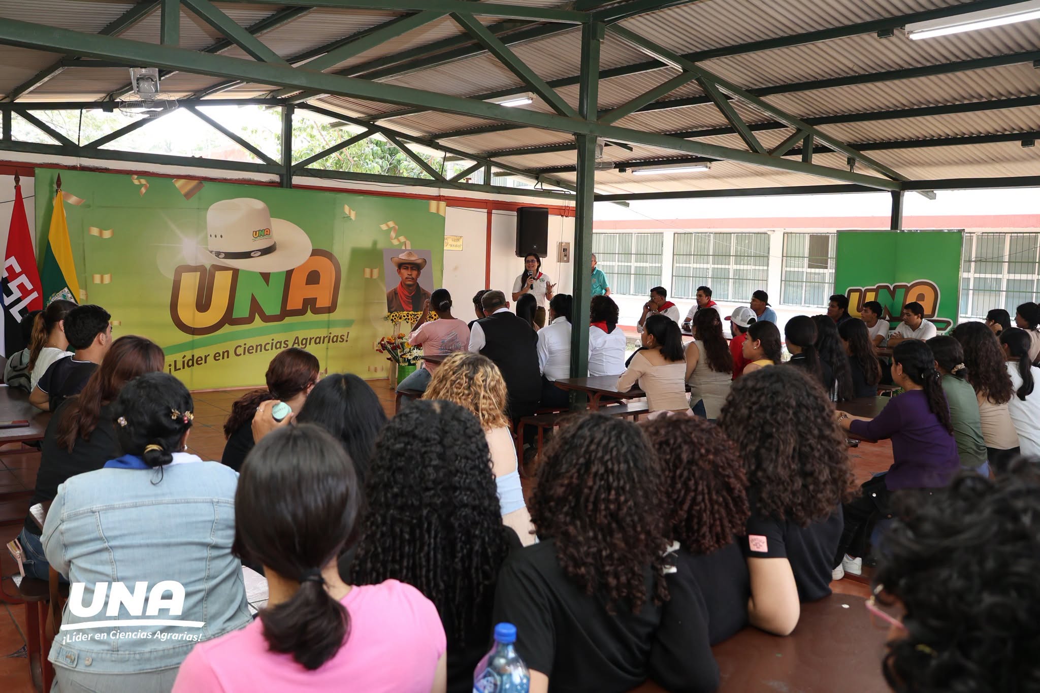 Participantes en la inauguración de las mejoras realizadas en la Sala de Estudio Bosawás